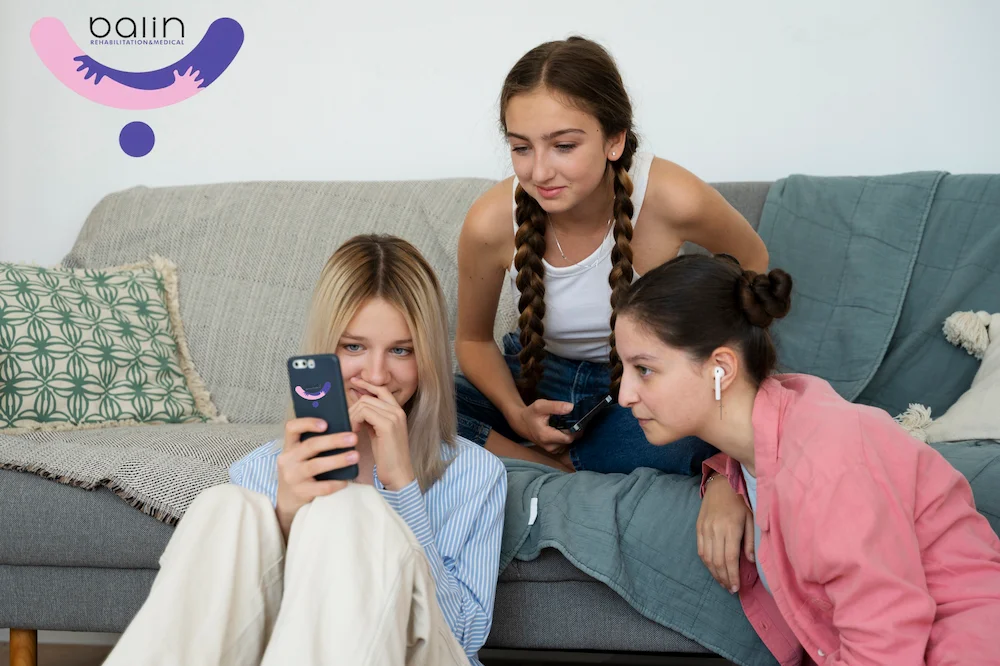 تاثیر-مخرب-استفاده-بیش-از-حد-از-موبایل-بر-رفتار-کودکان--کلینیک-بالین-بهمن-1403
